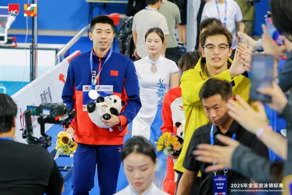 亚军, 经历手腕骨, 出了标志性 亚军, 经历手腕骨, 出了标志性